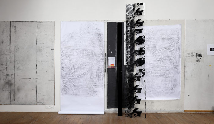 Claudia Thorban, art Karlsruhe 2018, Installation, 2018, Frottage einer Felsritzung, Fragmente von Alltagsobjekten und Pflanzenmotive auf Acrylglas und Papier