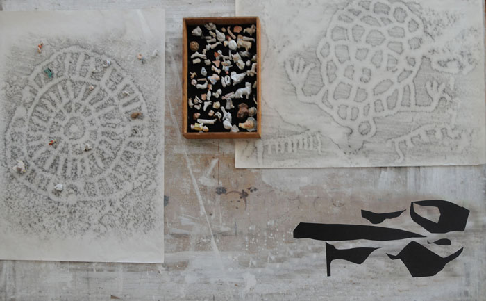 Claudia Thorban, art Karlsruhe 2017, Installation, 2017, Fundstücke und Frottage einer Felsritzung in Mittelschweden